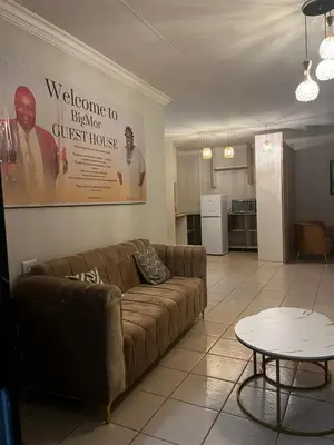 a living room with a couch and a table at Bigmor guesthouse Eldorado