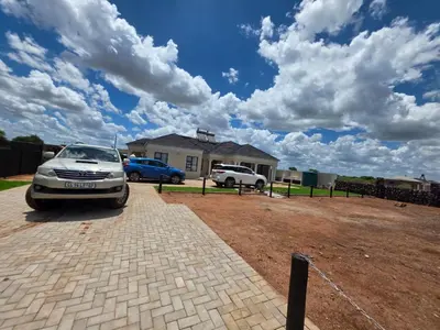 a car parked in a driveway in front of a house at Bigmor guesthouse Eldorado
