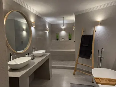 a bathroom with two sinks and a large mirror at Bambuu Lakeside Lodge in Hazyview
