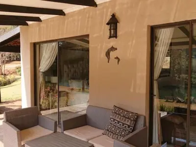 a house with two birds on the wall at Silver Mist Resort, Haenertsburg in Haenertsburg