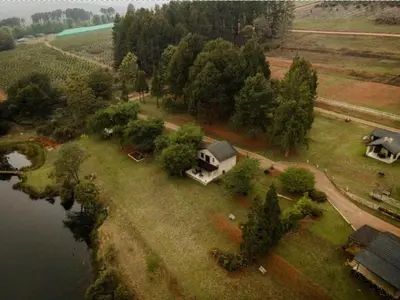 an aerial view of a house and a lake at Silver Mist Resort, Haenertsburg in Haenertsburg