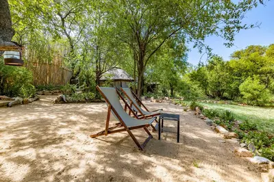 a bench sitting in the middle of a yard at Umlani Bushcamp in Timbavati Game Reserve