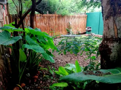 a garden with a table and a fence at Boomhuisie in Komatipoort