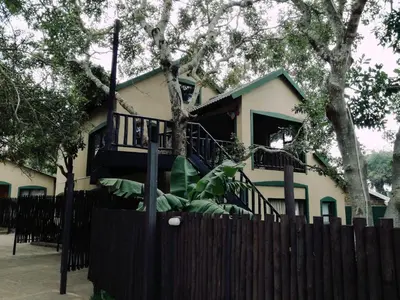 a house with a fence in front of it at Boomhuisie in Komatipoort