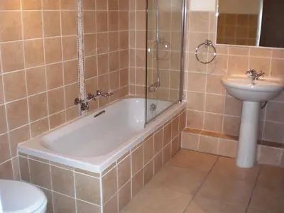 a bathroom with a bath tub and a sink at Porcupine Ridge Guest House in Sabie