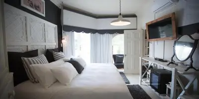 a bedroom with a large white bed in a room at Schoon Huis Manor in Kempton Park