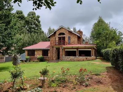 an old brick house with a yard in front of it at Alm-Ü in Dullstroom