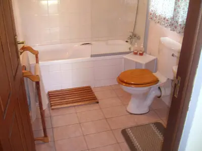 a bathroom with a toilet and a bath tub at Oaktree Lodge Guest House in Kyalami
