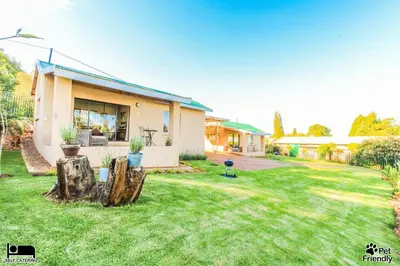 a house with a yard with a lawn sidx sidx sidx at Cinzaco Dullstroom in Dullstroom