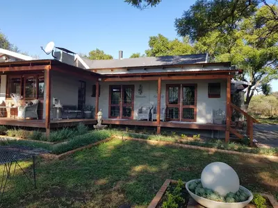 a house with a garden in front of it at El-Ruze in Baviaanspoort