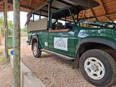 a green jeep parked under a wooden roof at Kanaan, Mabalingwe in Mabula
