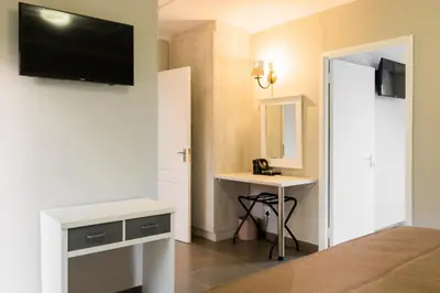 a small room with a television on the wall at Unit 12, Greenway Woods, White River in Die Winkler