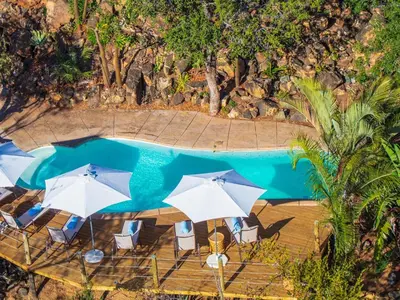 an overhead view of a pool with chairs and umbrellas at The Wild Blue Lodge SAFARI & SPA in Hoedspruit