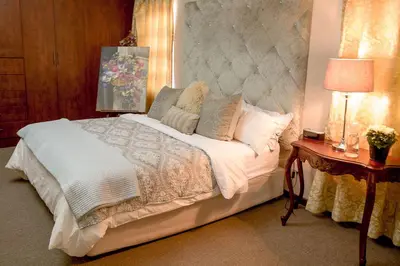 a bedroom with a bed and a table with a lamp at Stans &co in Bethal