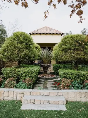 a house with a garden with a stone walkway at Stans &co in Bethal