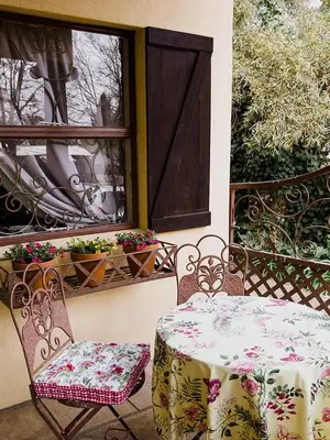 a table and chairs with a table and a window at Stans &co in Bethal