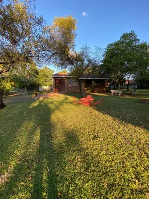 a yard with a picnic table and a building at Die Kothuis in Malelane