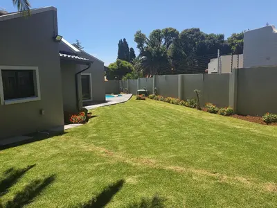 a yard of a house with a fence at URlyfstyle 5 bedrooms 10km from OR Tambo Int Airport in Kempton Park