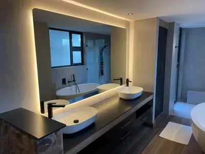 a bathroom with two sinks and a large mirror at Tadima Lodge Mabalingwe in Mabula