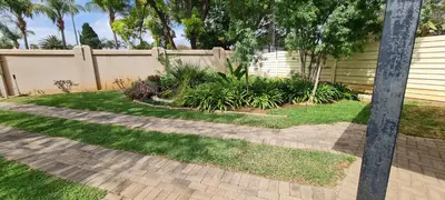 a backyard with a fence and a garden at Tenuta Overnight in Polokwane