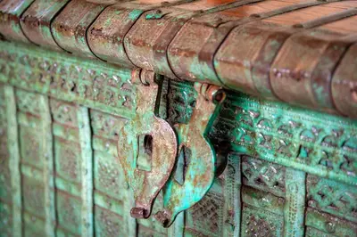 a piece of rusty metal is attached to a trunk at Lejwe La Metsi Self-Catering Villa in Bela-Bela