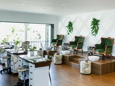 a salon with green chairs and tables at Gracia de Dios in Benoni