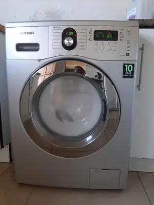 a washing machine with its door open in a kitchen at Fumas guesthouse in Duvhapark