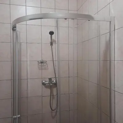 a shower with a shower head in a bathroom at Cozy guesthouse springs in Springs