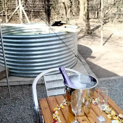 Ndlovu Tiny Home with a hot tub in Dinokeng